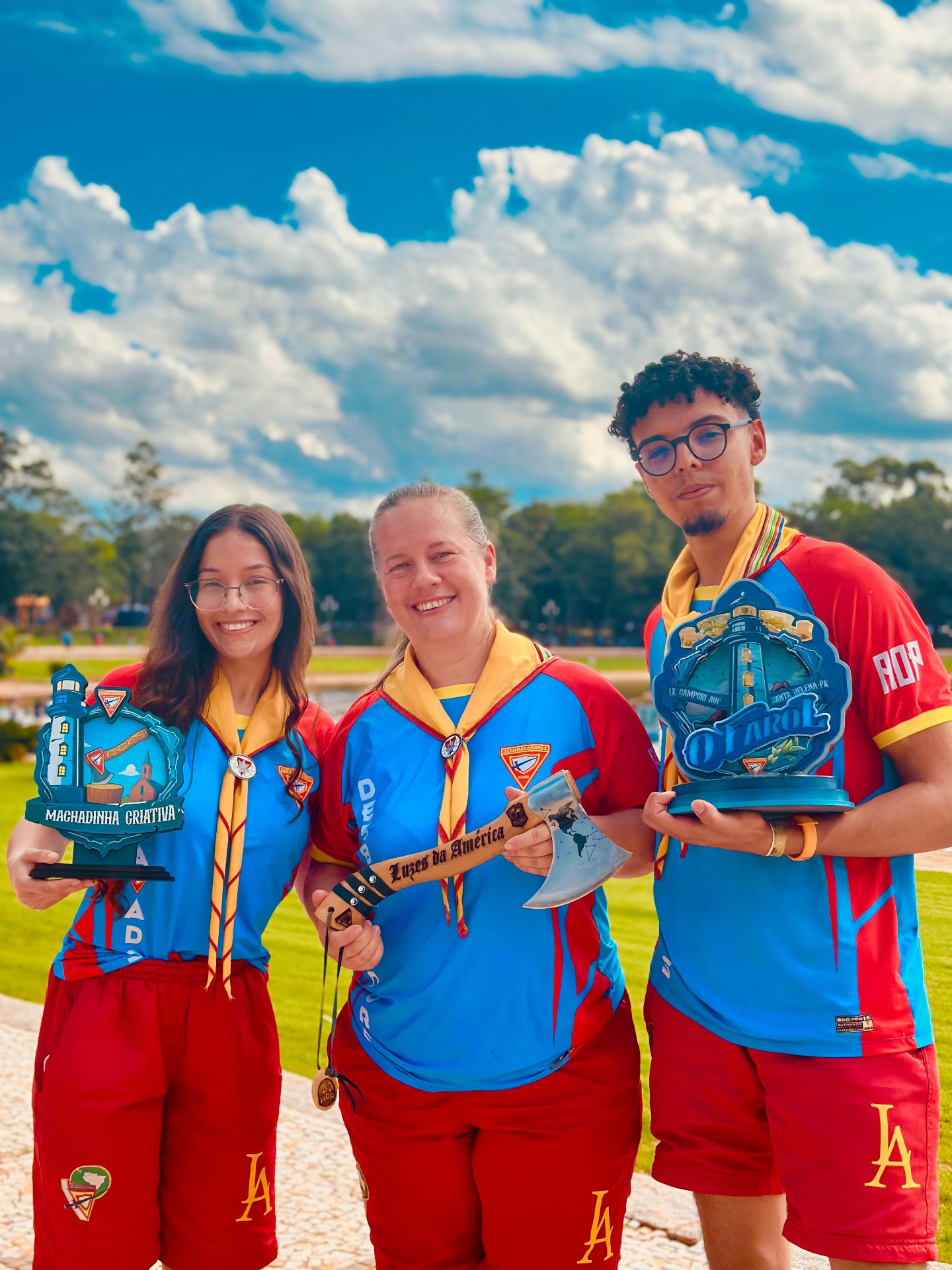 Clube Luzes da América com troféu e machadinha personalizada